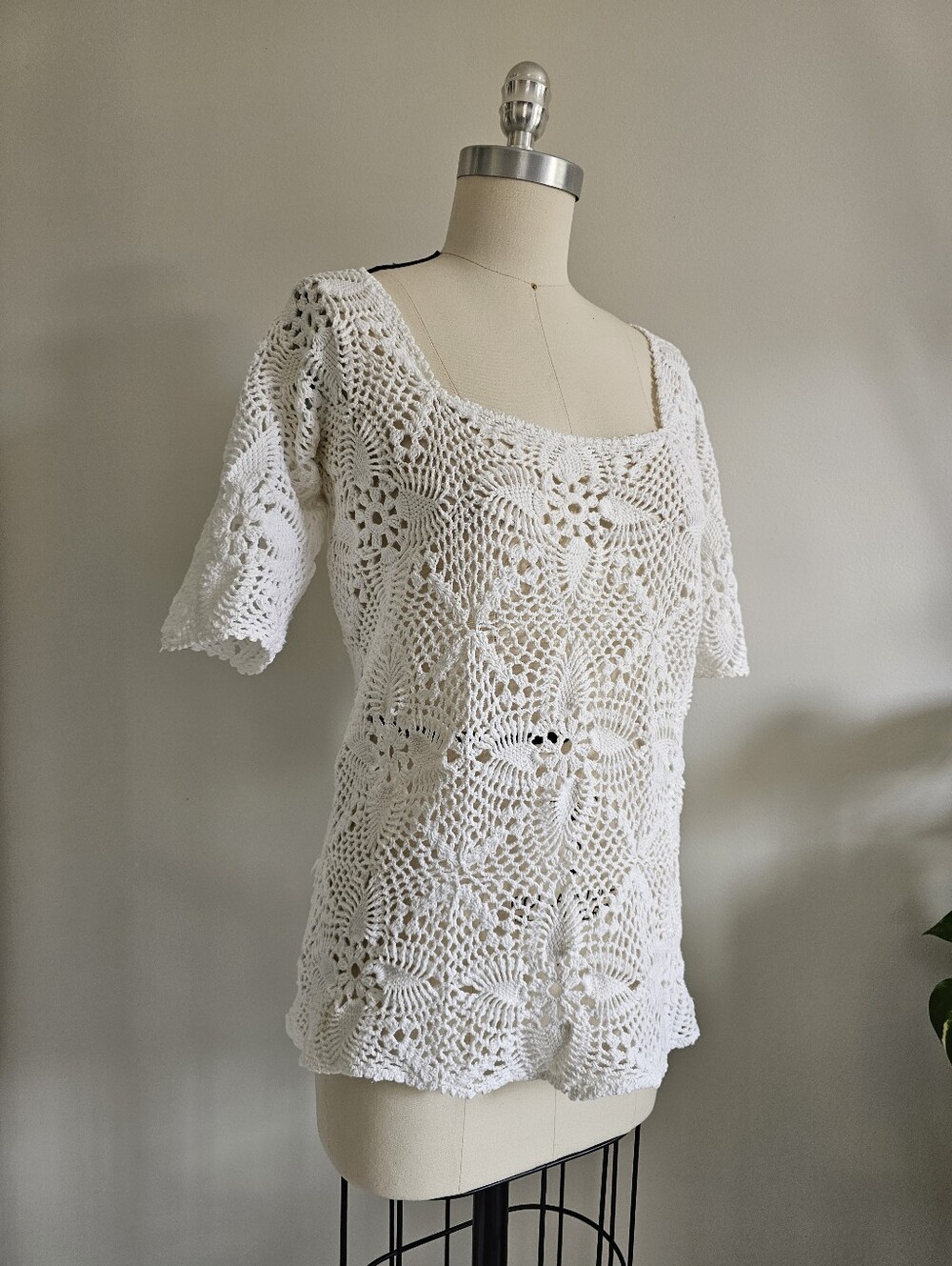 CROCHET hand made top with square neck and short sleeves